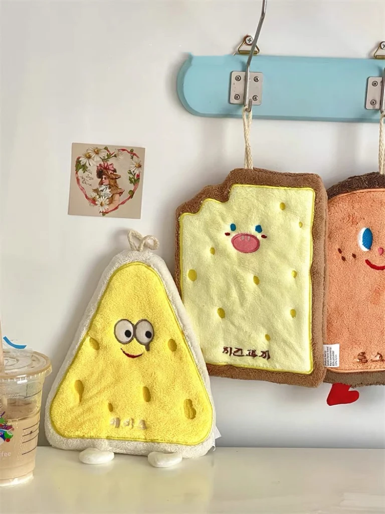 子供の絵 ハンカチは本当に必要なのか？その理由と、今人気のカートゥーンデザインハンドタオルの選び方