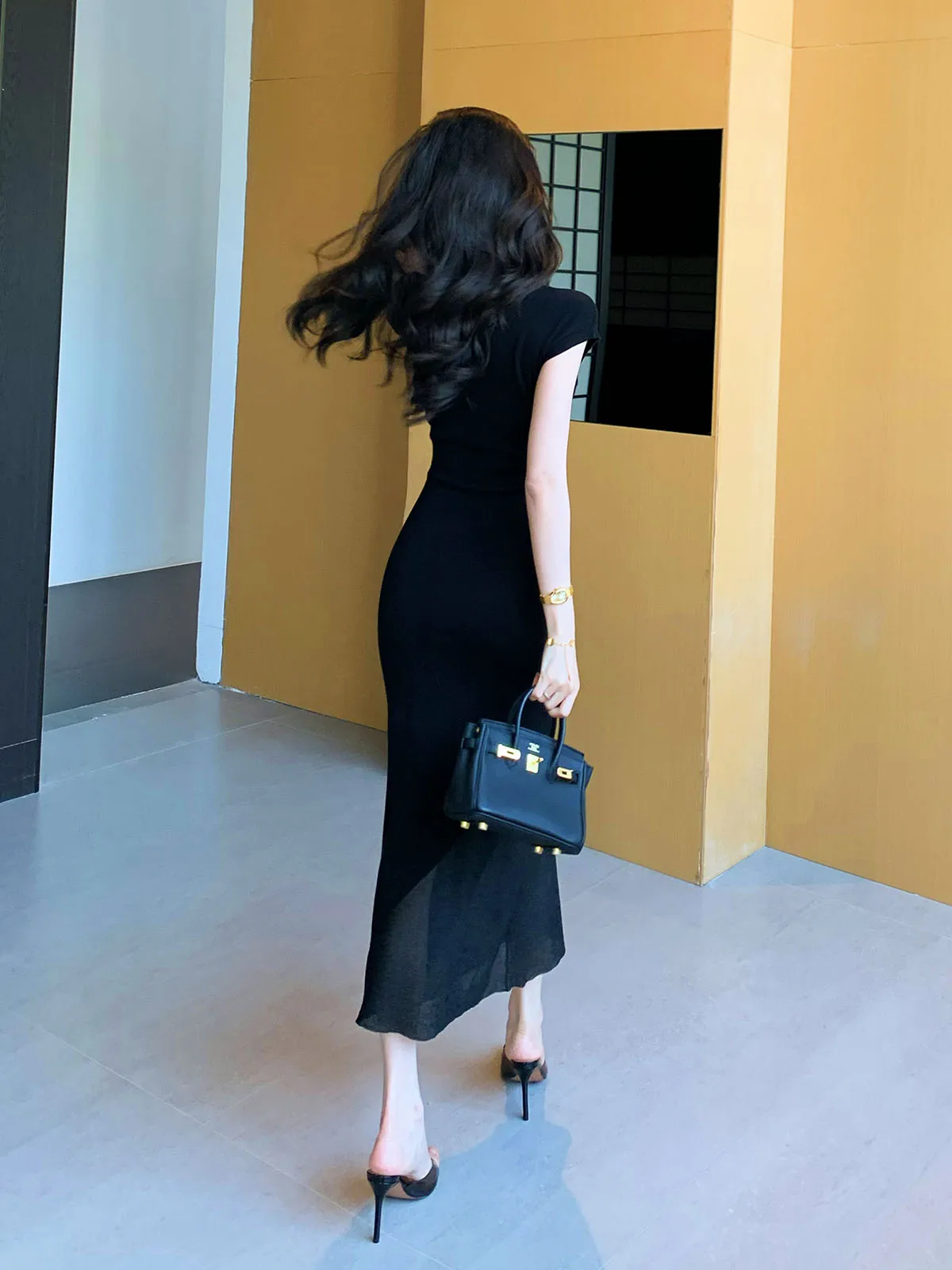 体のラインが出る服 職場でどうやって隠すの？夏の通勤にぴったりなワンピースの選び方