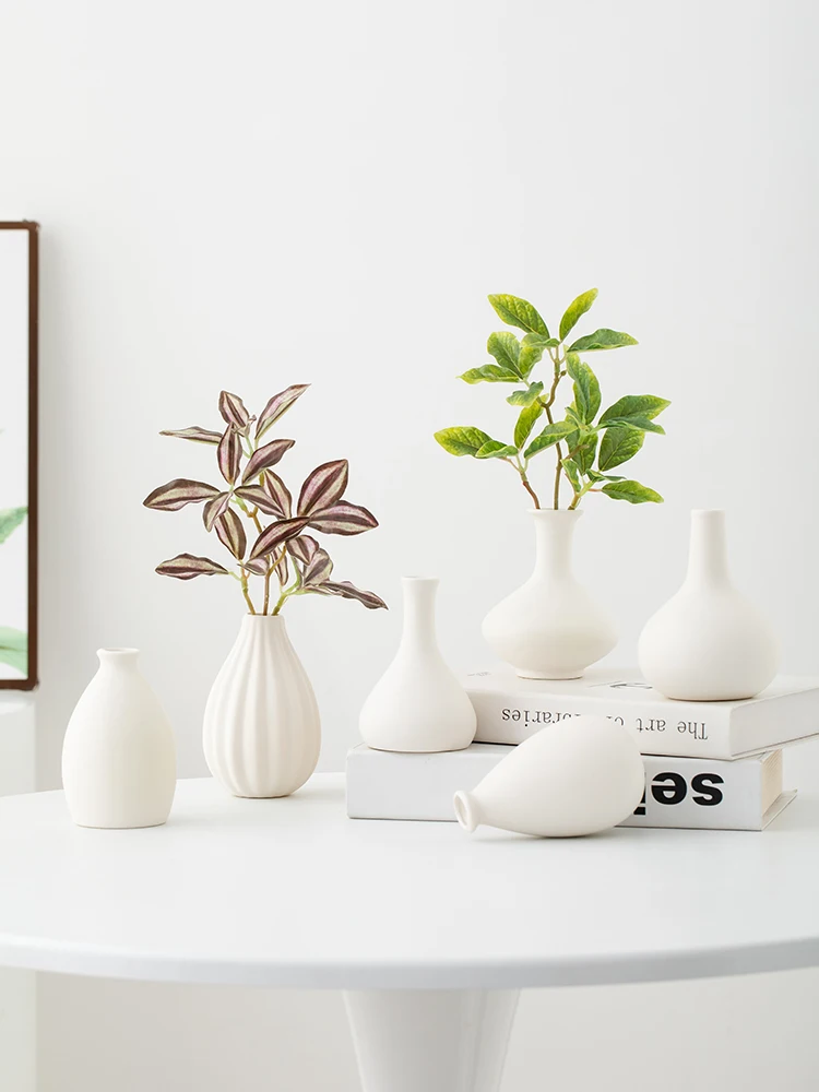 揃えるミニマリスト部屋づくりアイテム｜シンプルな白色陶器花瓶の選び方と配置術