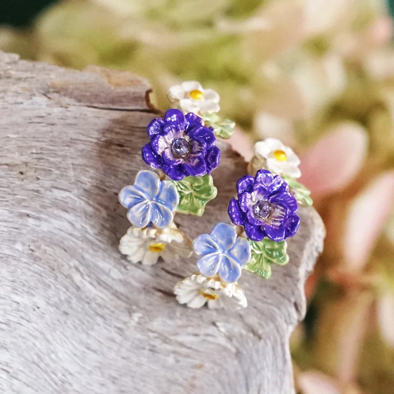 紫色の花の雏菊デザインのイヤリング：ハンドメイドアクセサリーの代表的な植物系デザイン