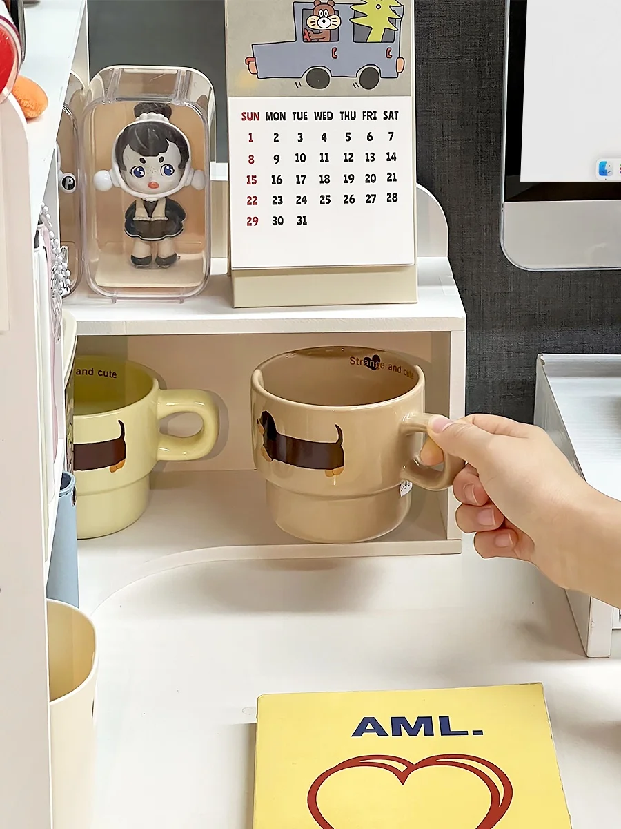 シンプルな白色コーナー収納ラック：デスク周り収納の効率性と実用性を検証