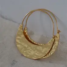 波状デザインの金メッキピアス【個性的・幾何学模様・女性用】