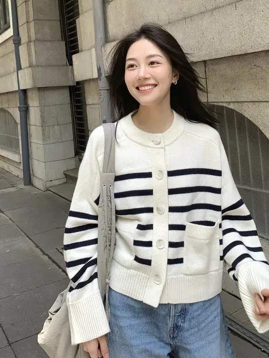 クラシックストライプのルーズフィット羊毛ニットカーディガン【ポケット付き・ラウンドネック・秋用】