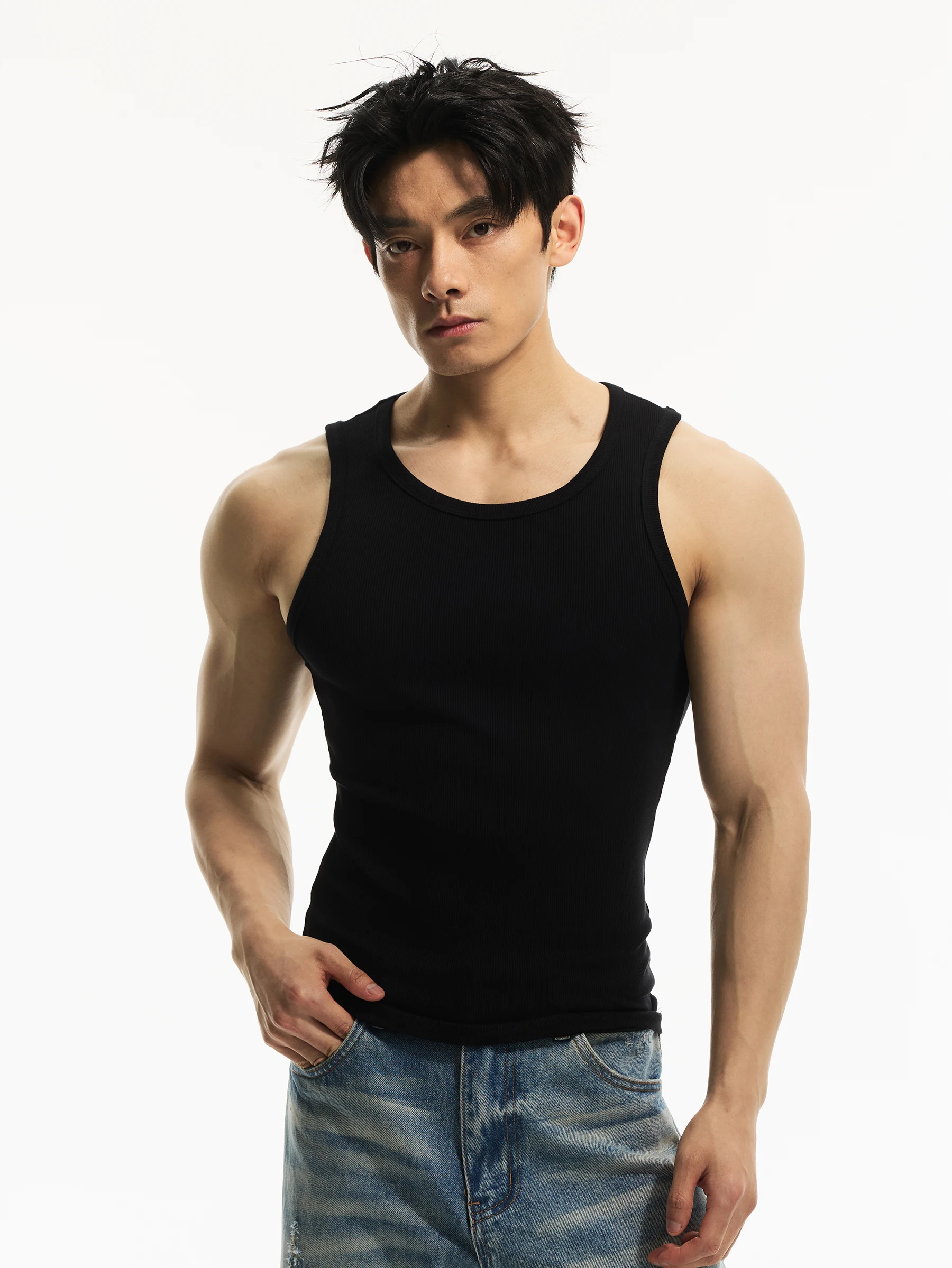 骨格ストレート tシャツとシャツ タンク トップ、どちらが通勤に最適？