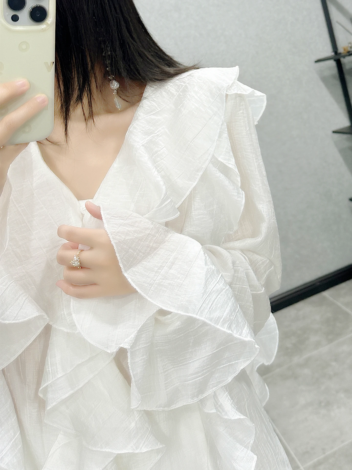袖がふわっとした服：優しい色合いのVネックブラウスが提供する柔らかさと機能性