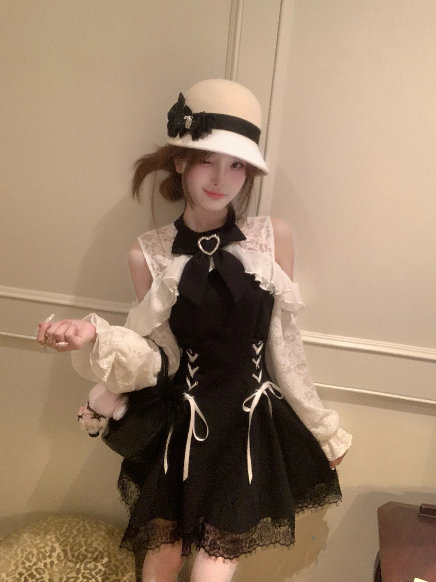 秋の黒ワンピースで迷うなら、この1着が救う理由は？