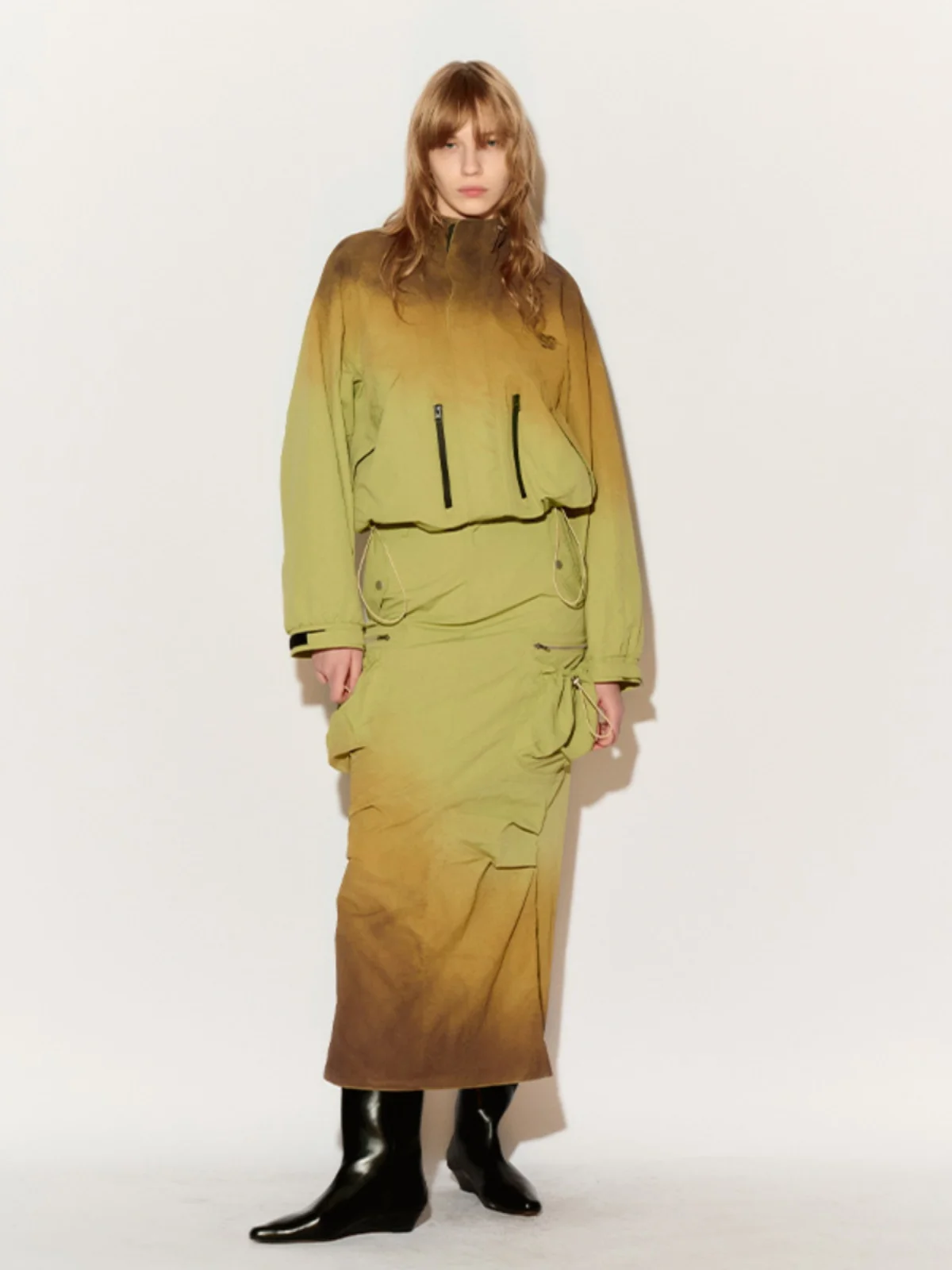 2024年秋冬に着るべきロングスカートは？スポーティなグリーンが今流行っている理由