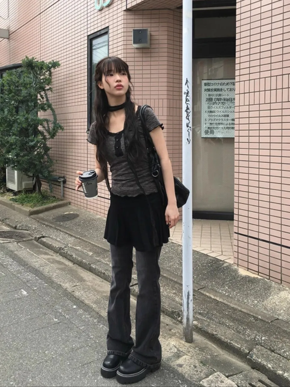 トレンドフェミニンをどう選ぶ？夏の通勤スタイルに最適な「レース切り替え半袖Tシャツとミニスカート」の本物の使い勝手とは