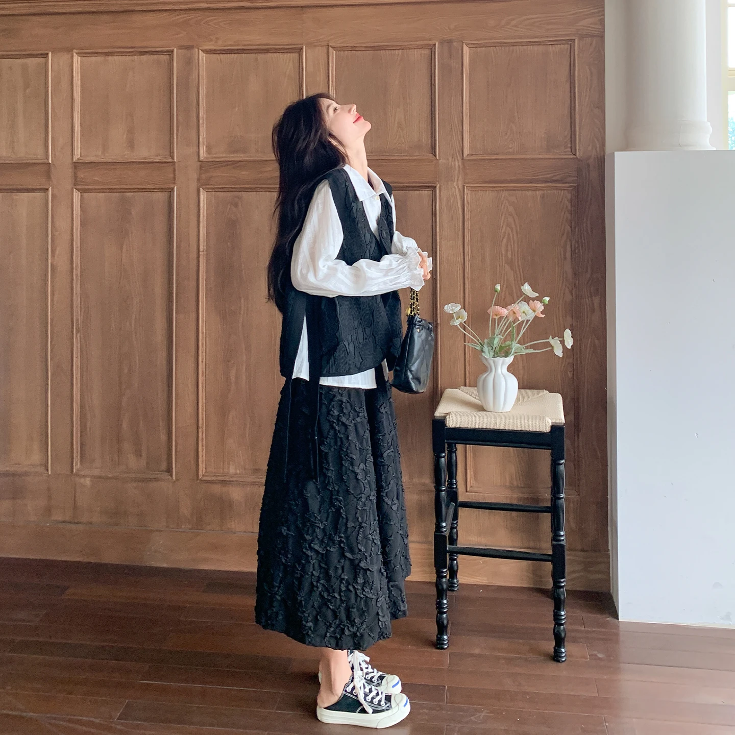 黒の提花デザインジレ風ドレス：ドレス・私服の実用性と着脱しやすさを徹底解説