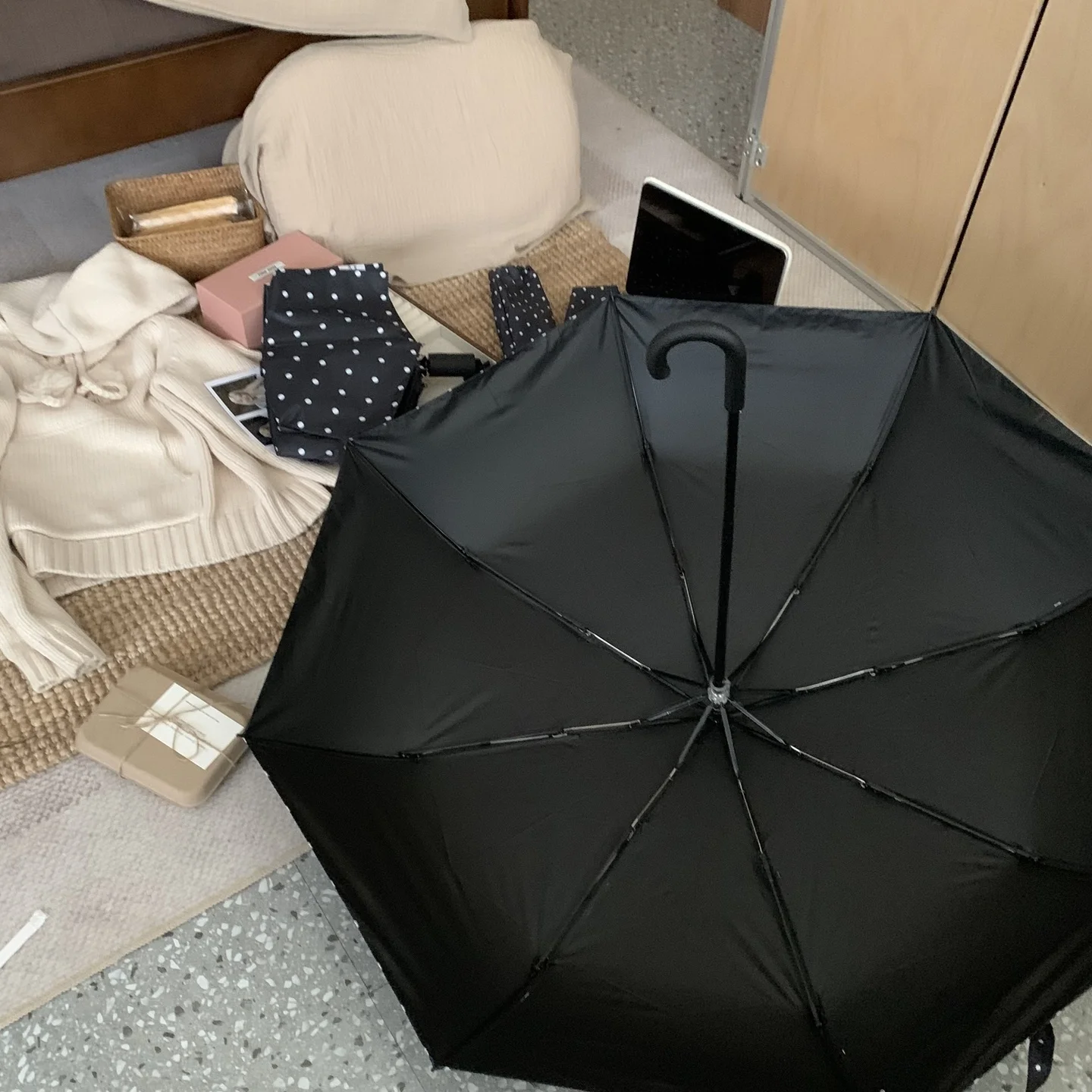 アウトドア用品で最も人気のあるアイテムはどれ？黒白ドットの折りたたみ傘が選ばれる理由