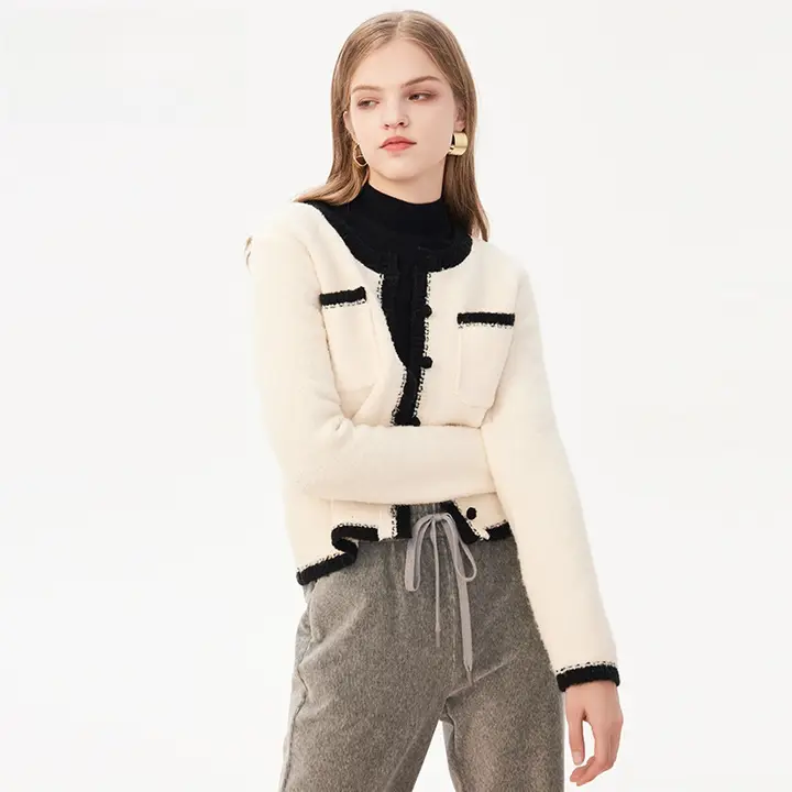 トリコロールデザインの春秋用カーディガン【ラウンドネック・落ち肩・ニット】