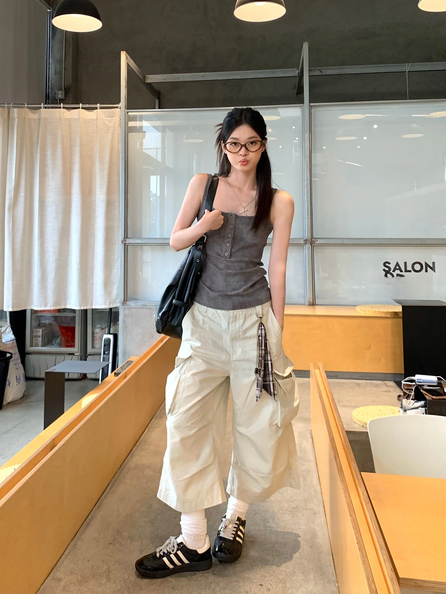 カジュアルガーリーに合うパンツは、本当に「ゆったり」が勝ちますか？