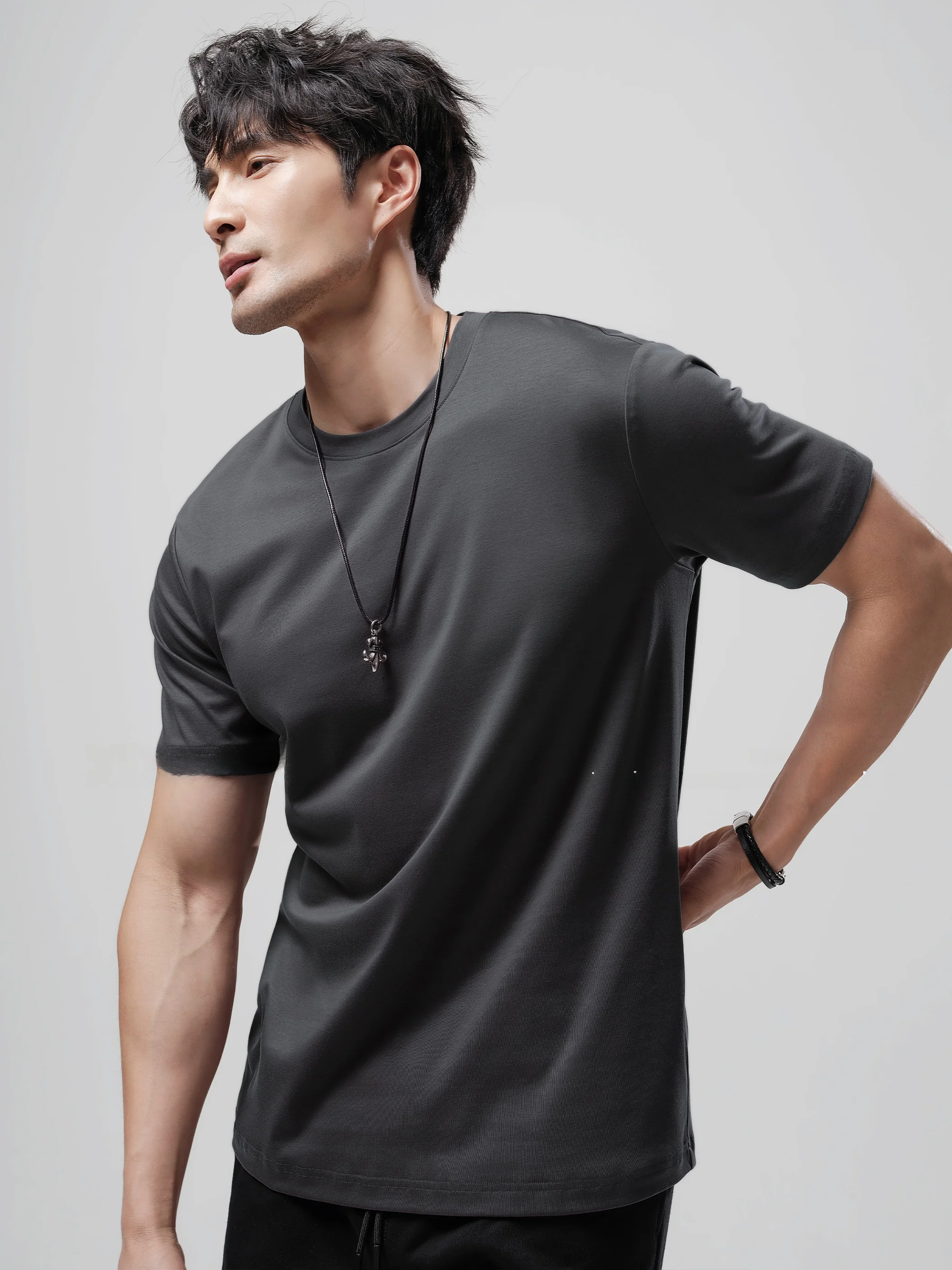 40代の男性が選ぶ、通勤にも日常にも使えるTシャツは？