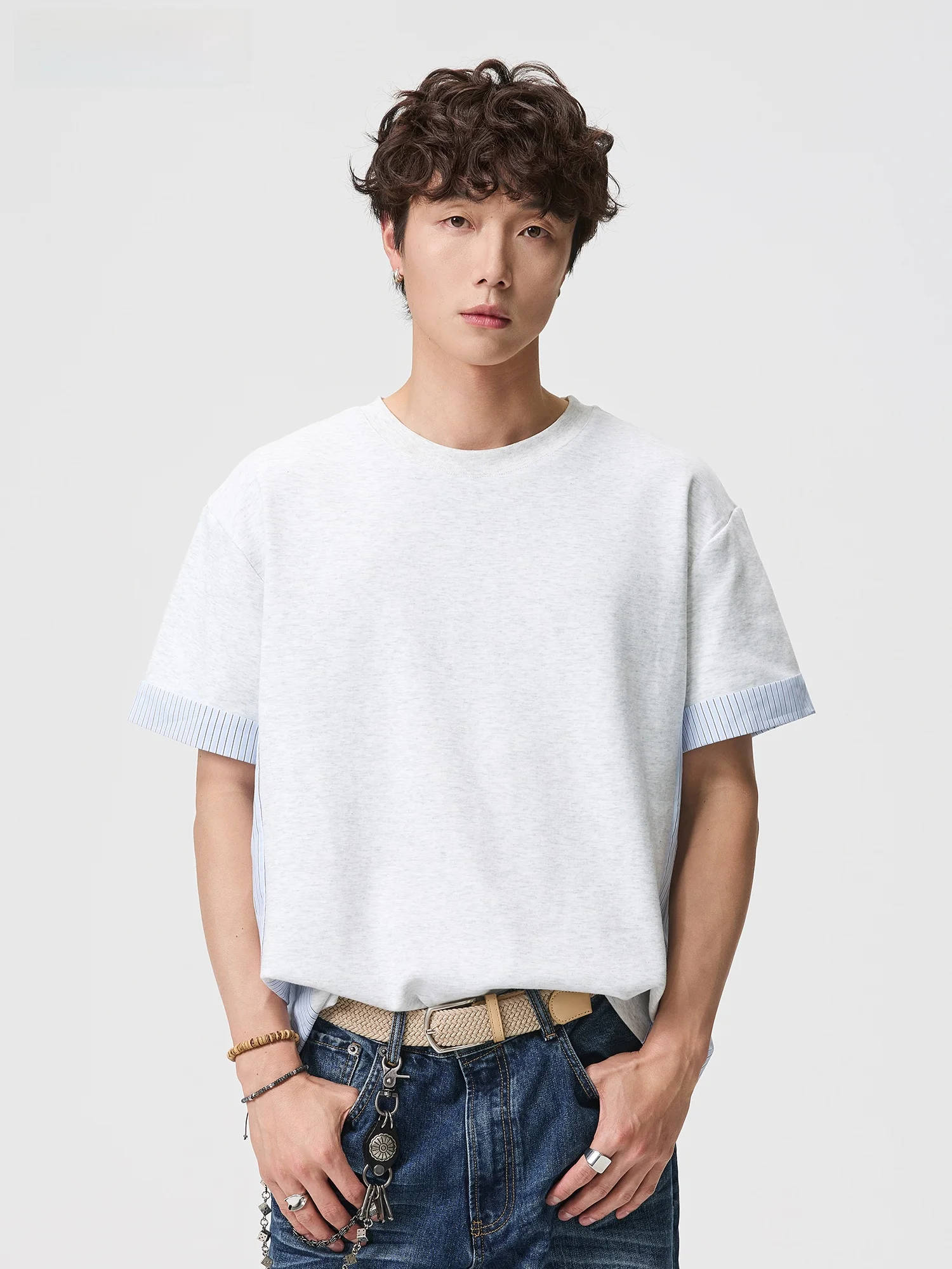 白と水色のバイカラーTシャツ：美式スタイルの夏用ゆったりデザイン