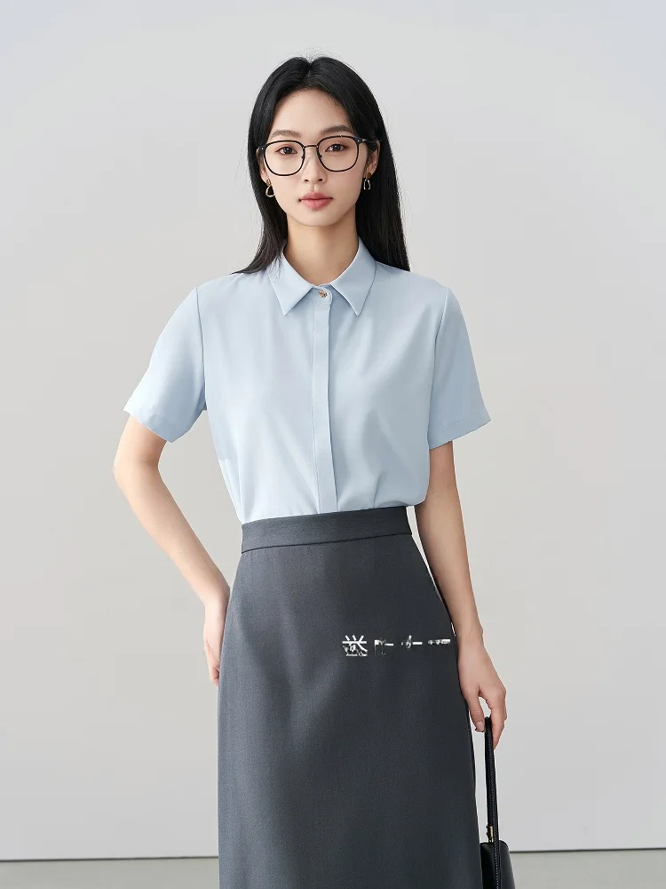 ブルーシャツとA字スカートセット：20代後半のオフィススタイルに最適な年相応の服装