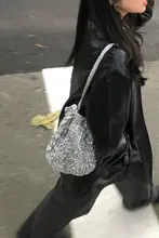 シルバーのプリーツデザインバッグ【個性的・ショルダー・斜め掛け・バケツ型】