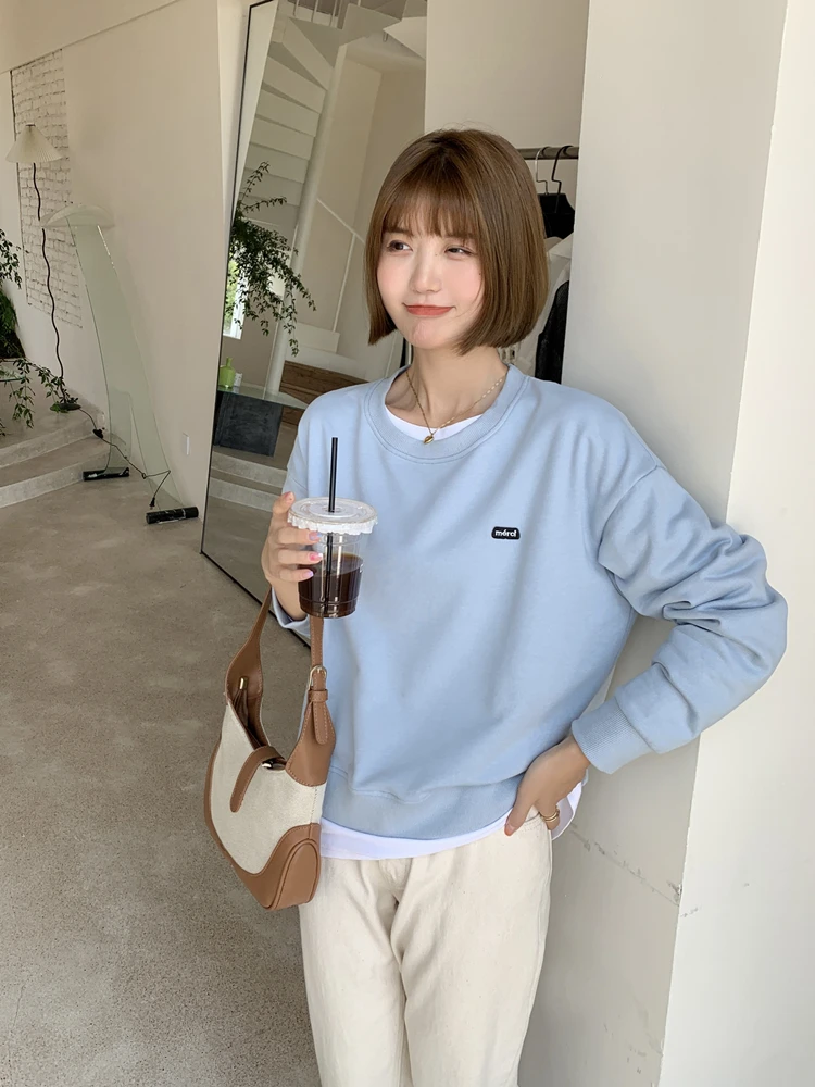 カーディガン コーデ | 小柄女性向けショートスウェットトップスの視覚的バランスと素材特性