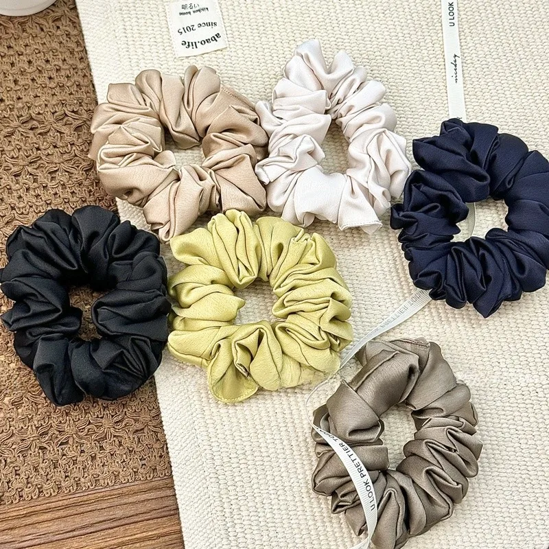 シルクのヘアゴムはなぜ髪に優しく、どんなシーンで活用できるのか