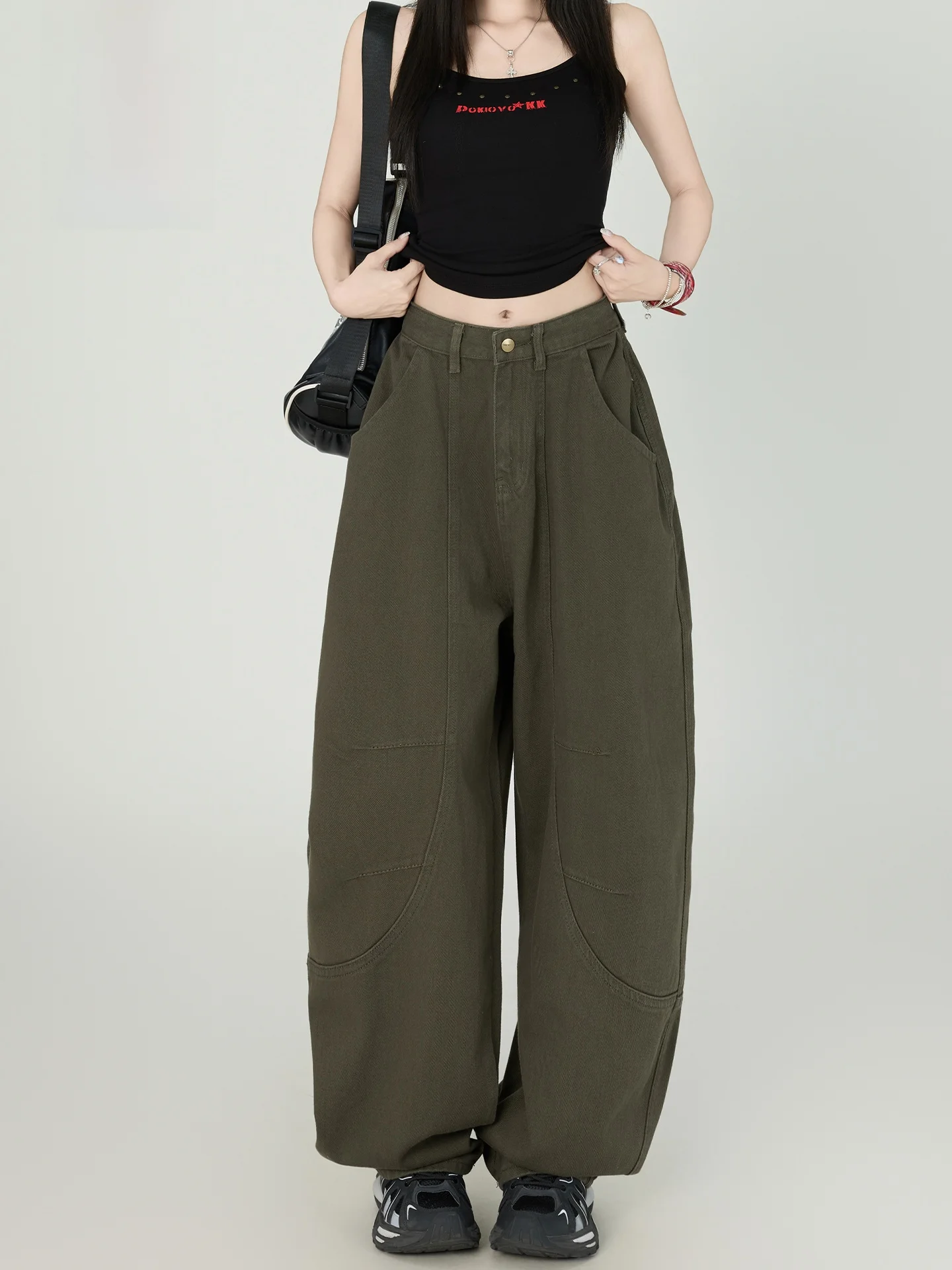 オリーブグリーンのワイドレッグデニムパンツ：オーバーサイズの定義と実際の着用シーン