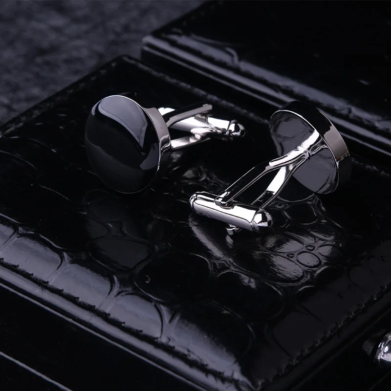 黒色エナメルカフリンクス：button upとsailor collarの融合デザインを実証