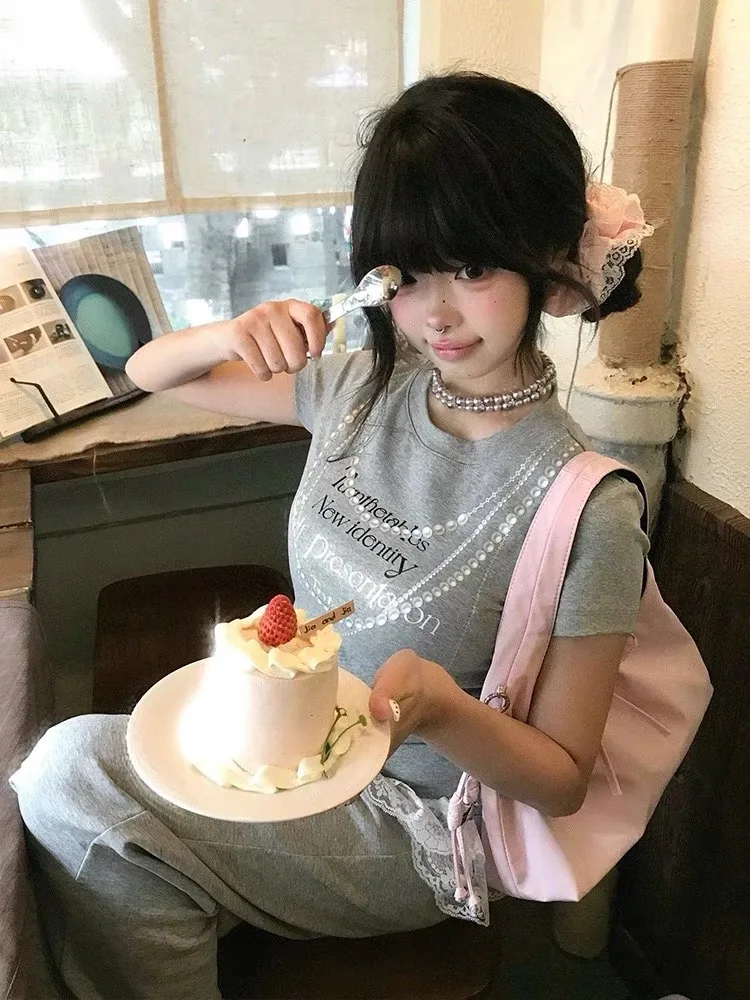 パールチェーンデザインのプリントショートスリーブTシャツ：ab女性に最適な通勤風の日常着とは