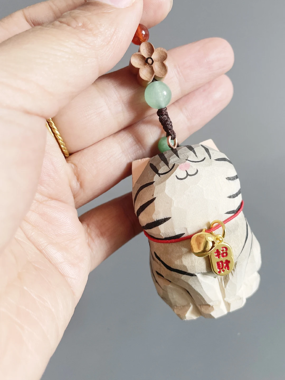 手作り彫刻のヒョウ柄猫キーホルダー：木製の招財猫デザインが贈り物に最適な理由