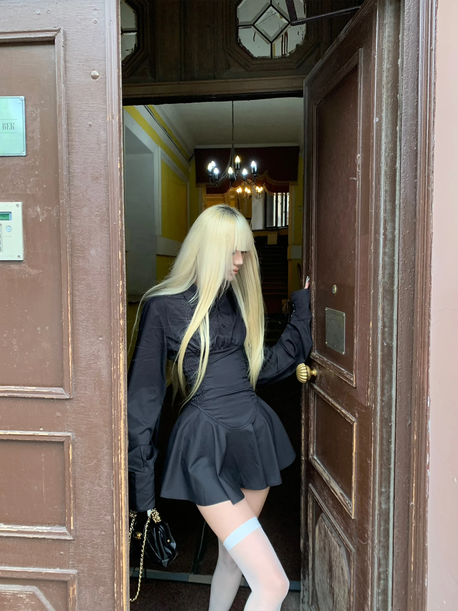 黒い服 復活：ブラックシャツワンピースのスタイルと実用性を解明