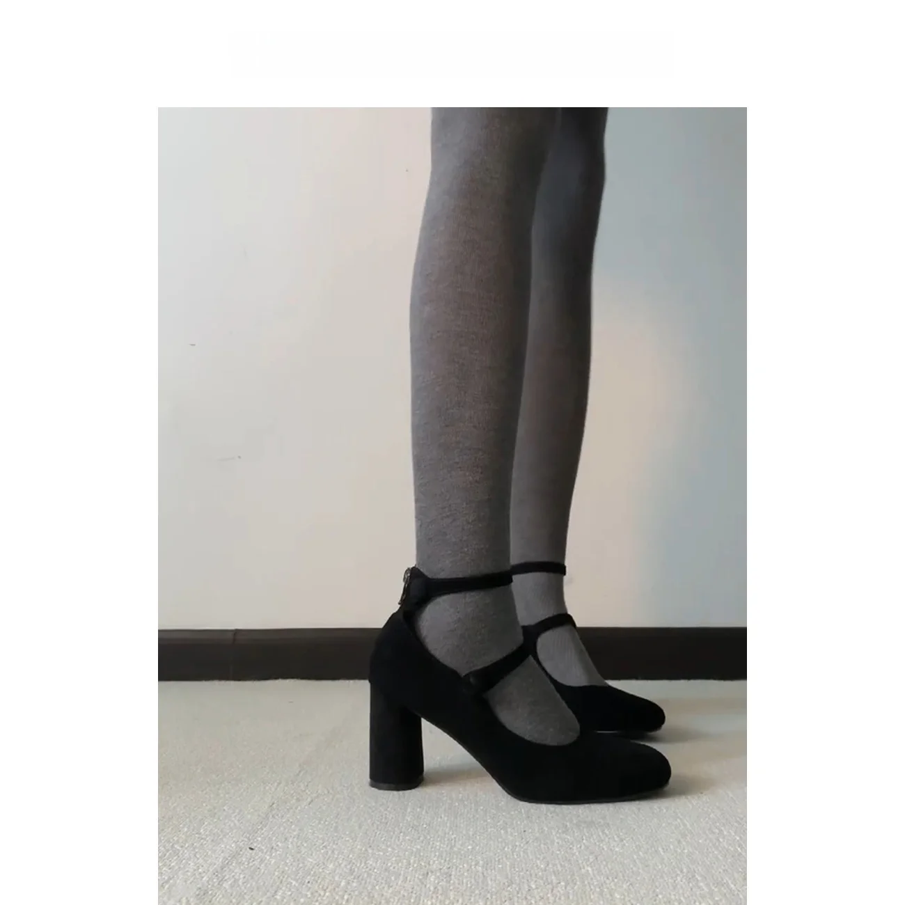 ギャザーパンプスとは？マリー・ジェーンデザインの粗いヒールパンプスが解決する実用性とスタイルのバランス
