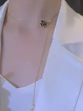 黒い山茶花デザインのネックレス【パールフリンジ・プル式・個性的・カジュアル】