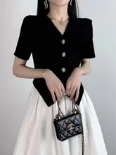 シンプルで洗練されたデザイン！黒のVネック半袖ブラウス【フィット感・カジュアル・夏用】