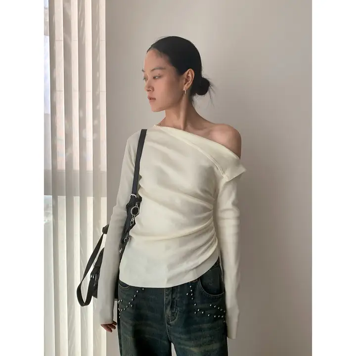 秋のオシャレなデザイン！斜めに開いた肩のフィットニットトップス【長袖・柔らかい素材・タイトなシルエット】