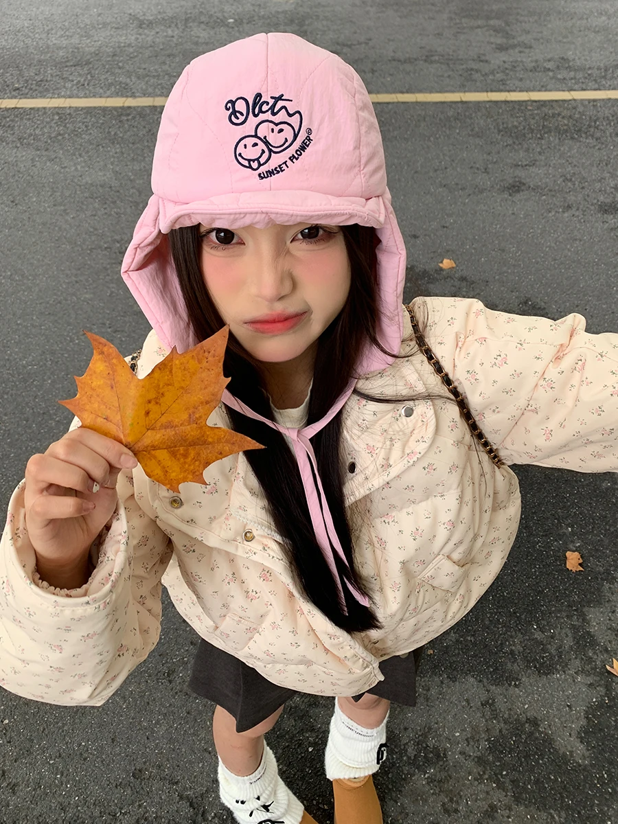愛らしい笑顔の刺繍入り韓国風耳当て付きレーフェン帽：カラフル帽子のデザインと機能性を徹底解説