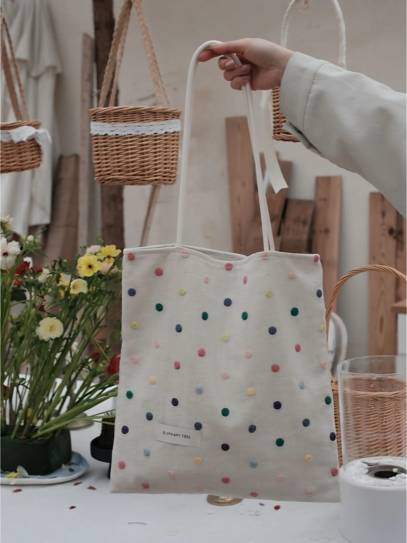 薄手リネン刺繍ドットデザインのトートバッグ：ファッションと実用性を両立する大容量エコバッグ