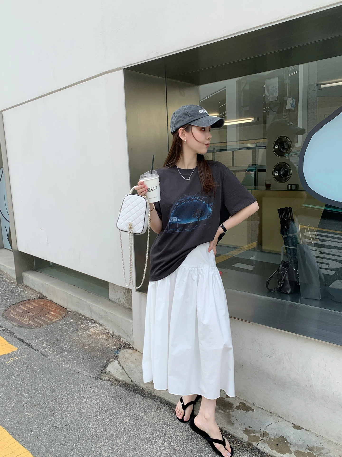 黒マーメイドスカートを夏に着るなら、どう選ぶ？