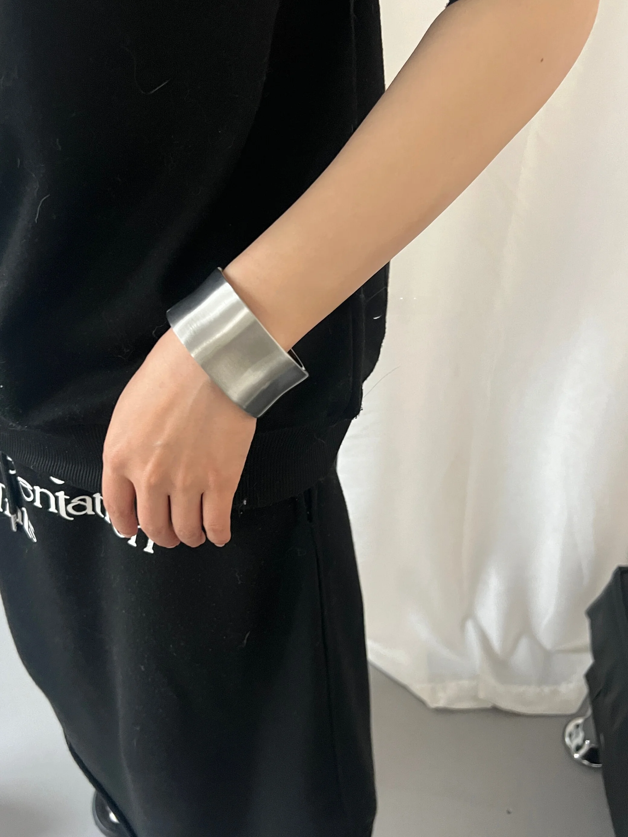 マットな質感のワイドバングル【小物デザイン・ビンテージ風・女性用】：手作りアクセサリーの実用性と価格帯を解説
