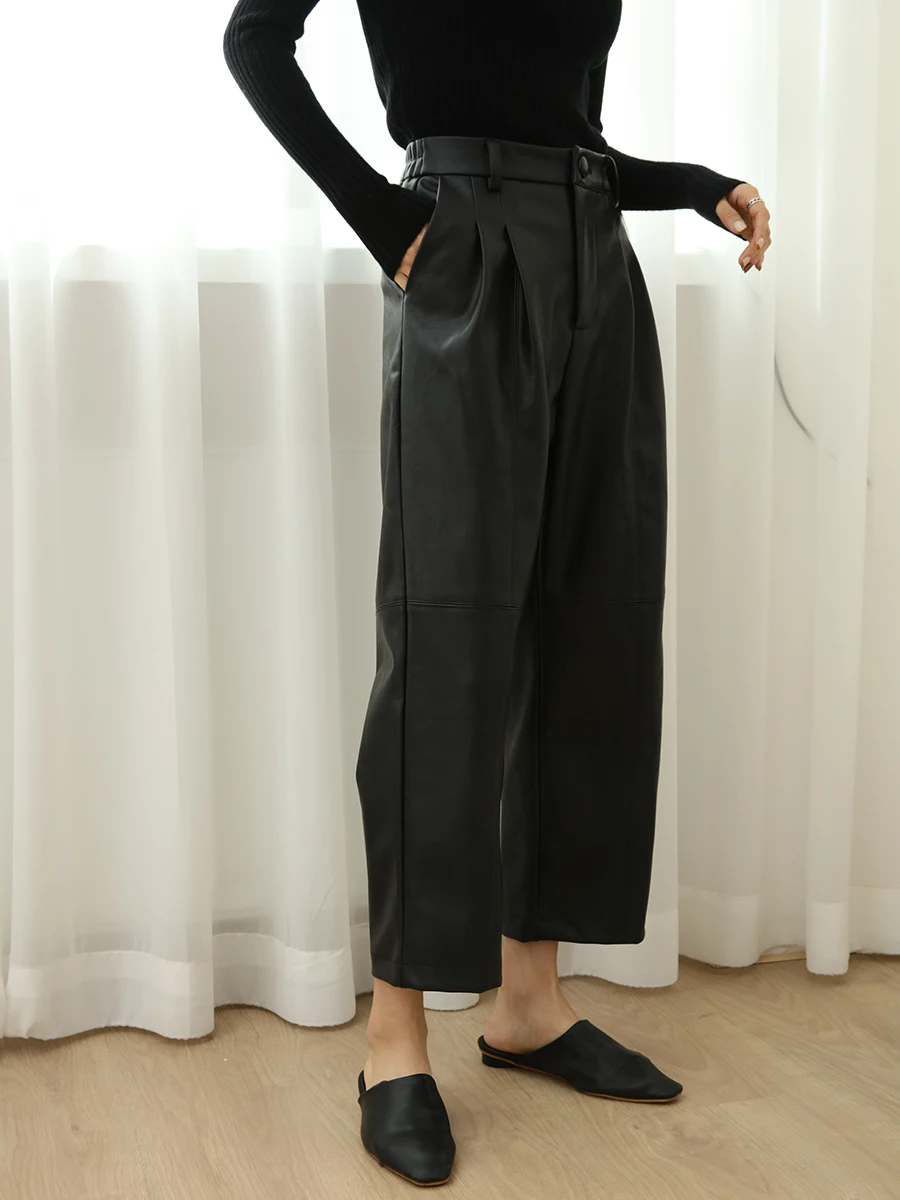きれいめコーデの基本アイテムとしてのPUレザーハイウエストワイドレッグパンツ