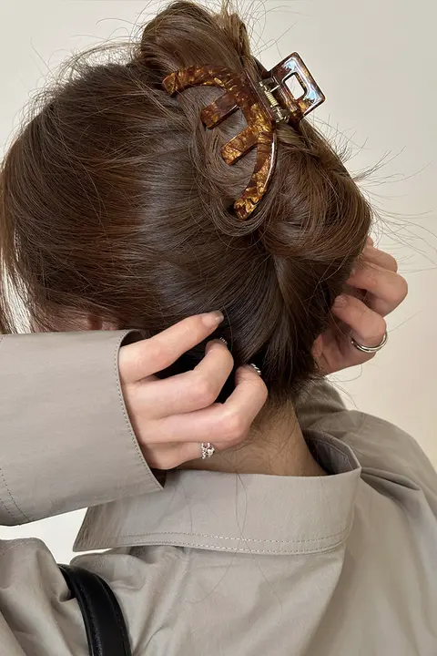 高級感あるアセテート製ハーフムーンヘアクリップ【女性用・シンプルデザイン・後ろ髪用】