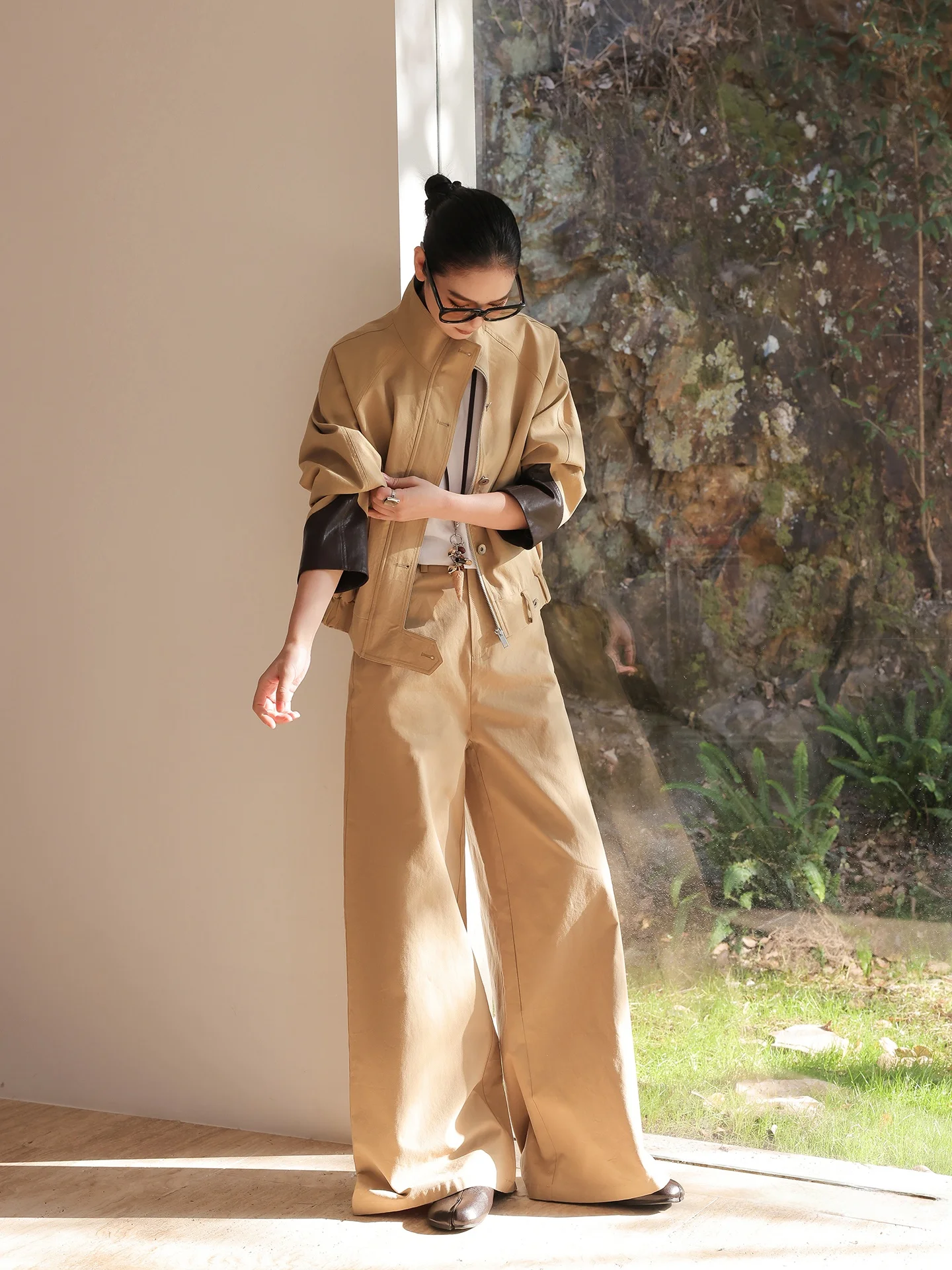 カジュアルスーツの「カジュアルさ」をどう保つ？酒窝シリーズのカーキレザージャケットとストレートパンツが答えになる