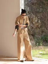 カジュアルなカーキ色のレザーカラージャケットとストレートパンツ【したスタイル・セットアップ対応】
