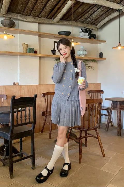 カーディガンとプリーツミニスカートのコーディネート【韓国風・スタイルアップ・ふわふわニット】（セットアップ対応）