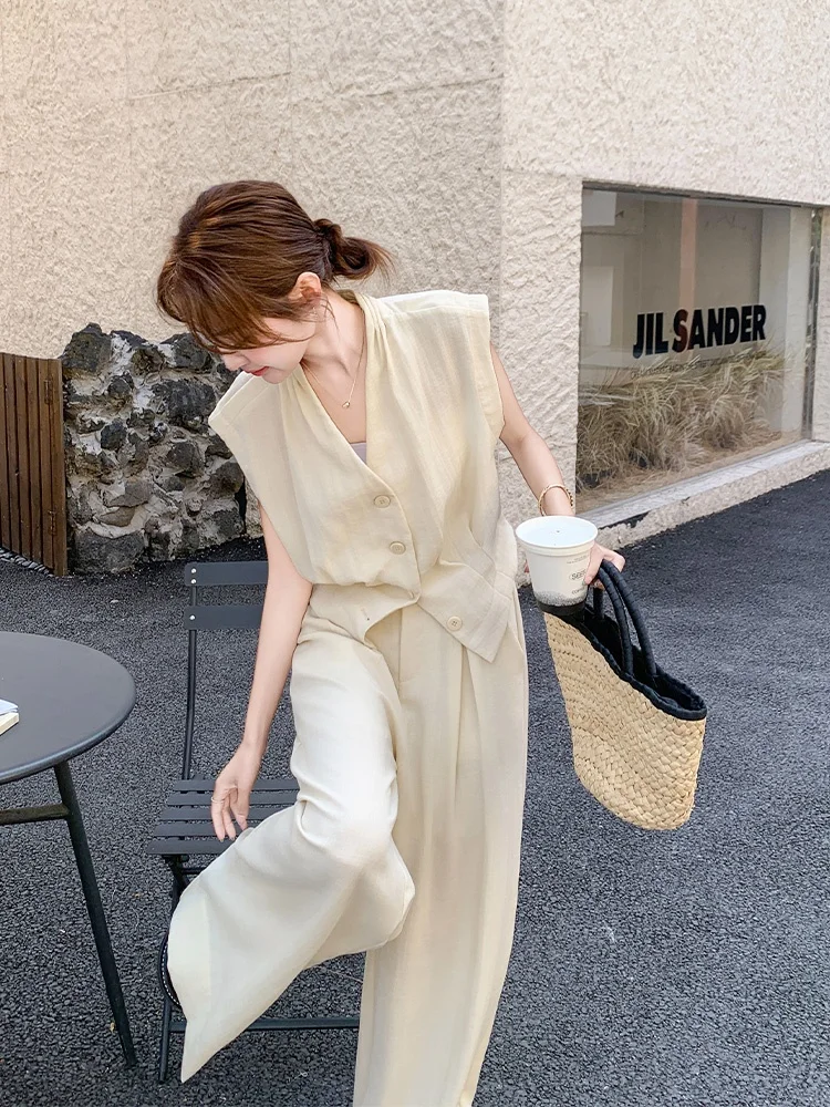 ベージュのツーピーススーツ：夏のカジュアルスタイルと通勤シーンに最適なコーディネート