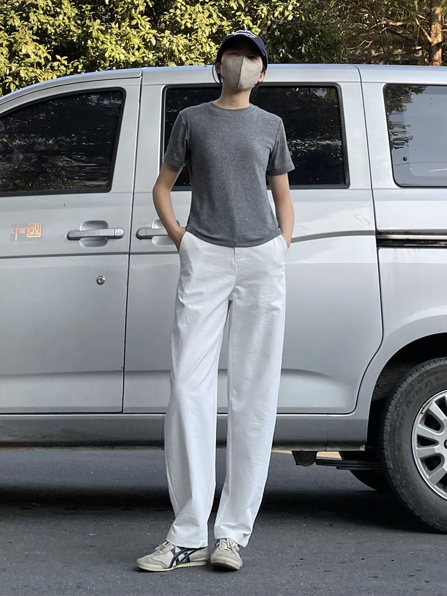 ベージュのTシャツに合うズボンは、ホワイトが一番？それとも黒？