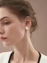 美しい山茶花のイヤリング【秋冬用・高級感・S925純銀ピン】