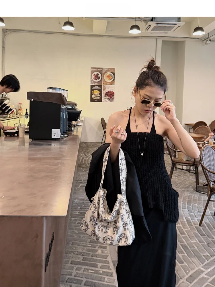 キャンバス刺繍の女性用サイドバッグ：キャリーバックにつけるバックの実用性とデザインのバランス