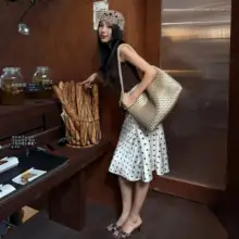 美しいドット柄のフィッシュテール・ミディスカート【サテン素材・Aライン・スタイルアップ効果・夏用】