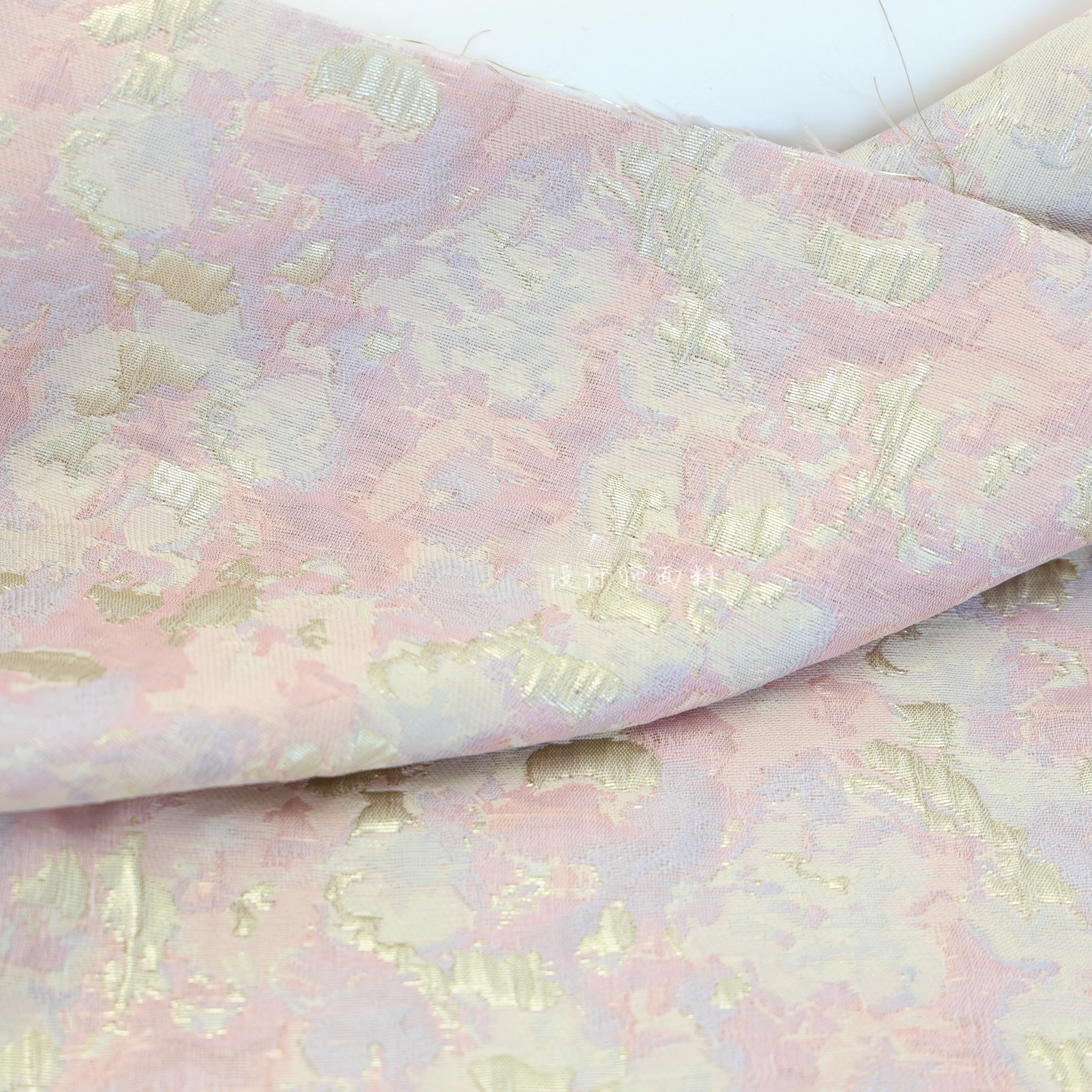 ラメ チュール 生地とは何か：光沢と柔らかさを兼ね備えた中国風刺繍ドレス用生地の特徴