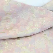 光沢があり柔らかい生地のピンク紫・金色油絵風刺繍ドレス用生地（セットアップ対応）