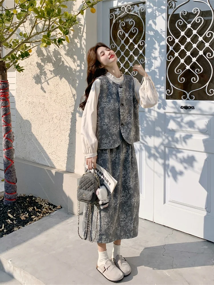 新中式刺绣ベストとフラワープリントスカートのハイネックトップス：4月半ばに着る秋のデート服としての実用性と季節感