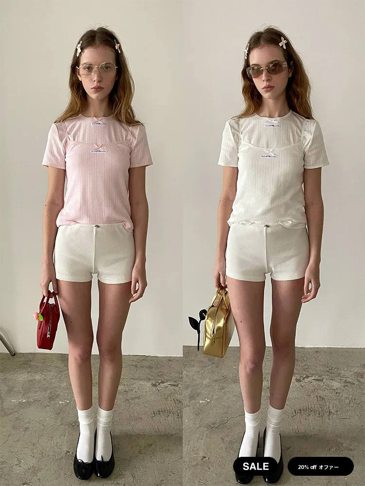 リボンロゴデザインのキャミソールとTシャツセット：プチプラファッションの定番アイテム