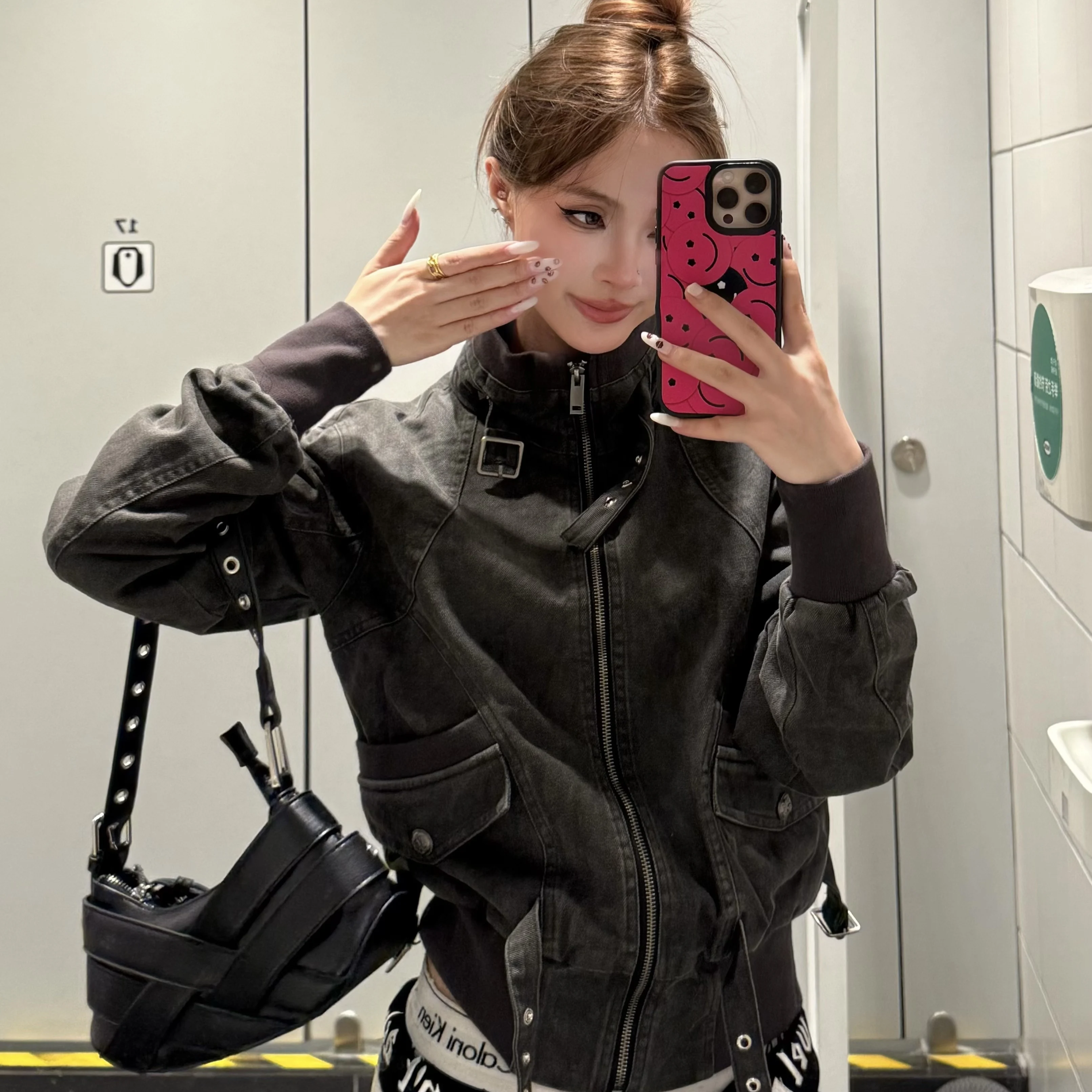 ノーカラー デニムジャケット：洗い加工で実現する女性向けの復古風フィット感